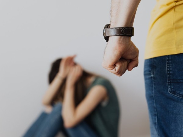 Golpeó a su expareja y le fracturó un brazo; cumplirá prisión preventiva