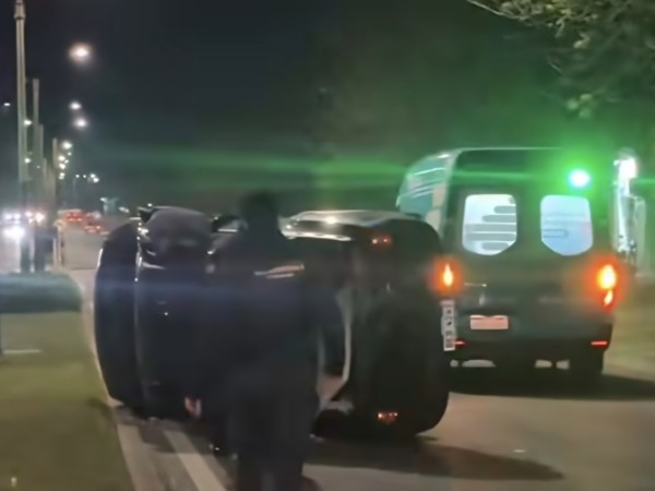 Volcó una camioneta...