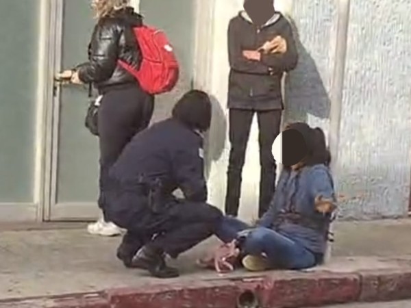 Mujer se encadenó fr...