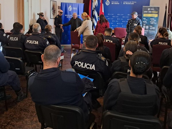 Policías recibieron capacitación para mejorar la atención a personas con discapacidad visual