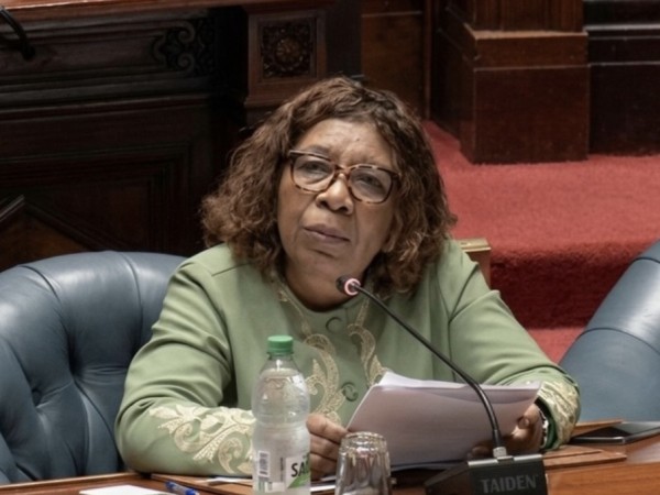 Gloria Rodríguez señ...