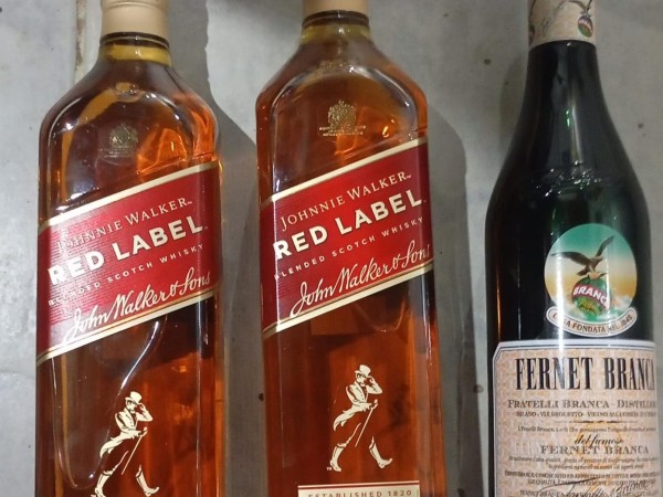 La Policía lo encontró caído en la vía pública en estado etílico; había robado bebidas alcohólicas de dos comercios