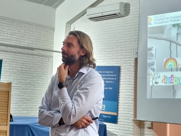 Doctor español brindó charla sobre cuidados paliativos pediátricos: “Las familias están a pie de cama 24 horas, 7 días a la semana”