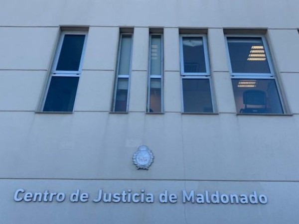 En mayo se conocerá si jueza de Maldonado absuelve o condena a funcionario policial por lesiones