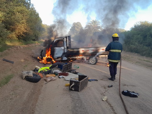 Conductor resultó ileso tras incendiarse el camión que manejaba