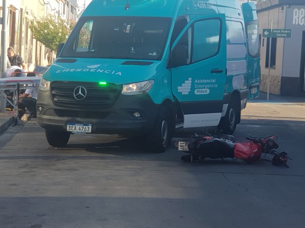 Joven motociclista resultó herido tras ser embestido por un auto en el centro de Maldonado