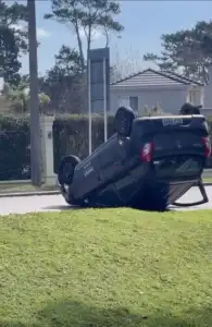 Auto volcó en Buleva...